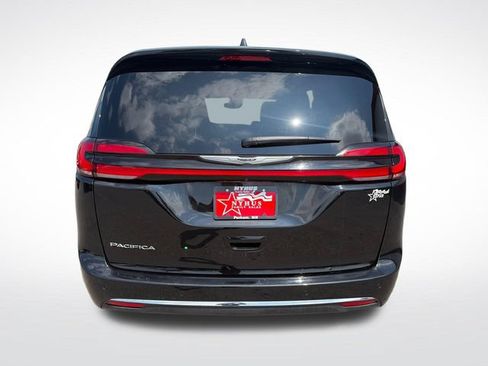 Used 2025 Chrysler Pacifica Select FWD image 5
