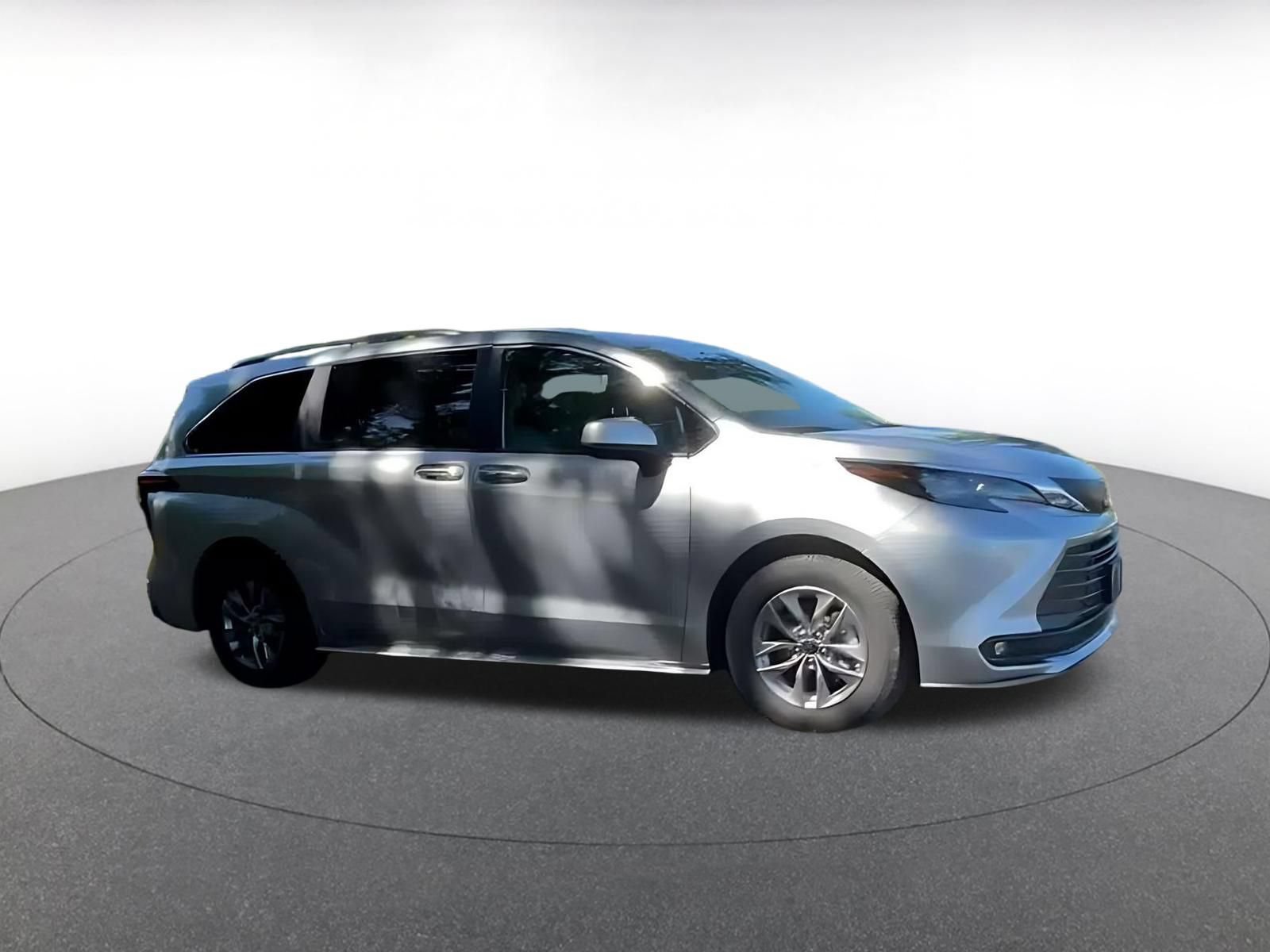 Used 2025 Toyota Sienna XLE FWD image 12