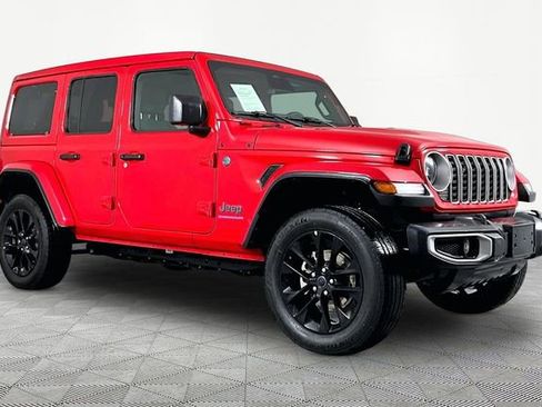 Used 2025 Jeep Wrangler Unlimited Sahara w/ Safety Group AWD/4WD image 3