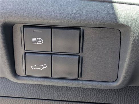 Used 2021 Toyota Highlander XLE AWD/4WD image 12