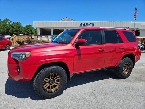 Used 2017 Toyota 4Runner SR5 AWD/4WD image 2