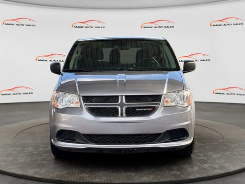 Used 2019 Dodge Grand Caravan SE image 2