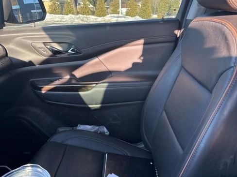 Used 2022 GMC Acadia AT4 w/ Technology Package image 16