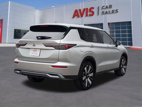 Used 2025 Mitsubishi Outlander SE image 6