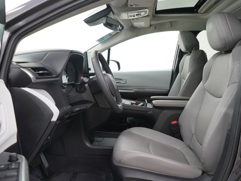 Used 2025 Toyota Sienna XLE w/ XLE Plus Package image 20