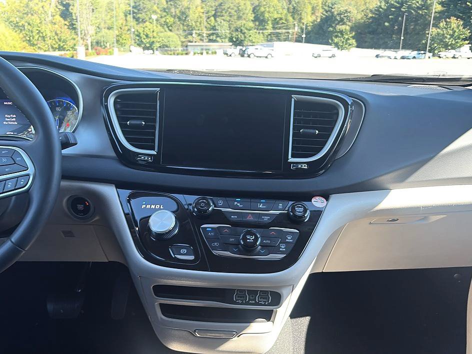 Used 2024 Chrysler Pacifica Touring-L FWD image 33