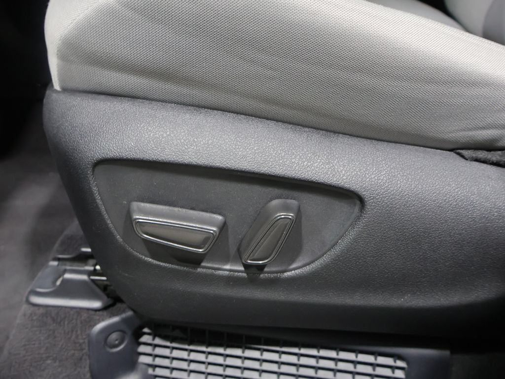 Used 2025 Toyota Sienna LE FWD image 10