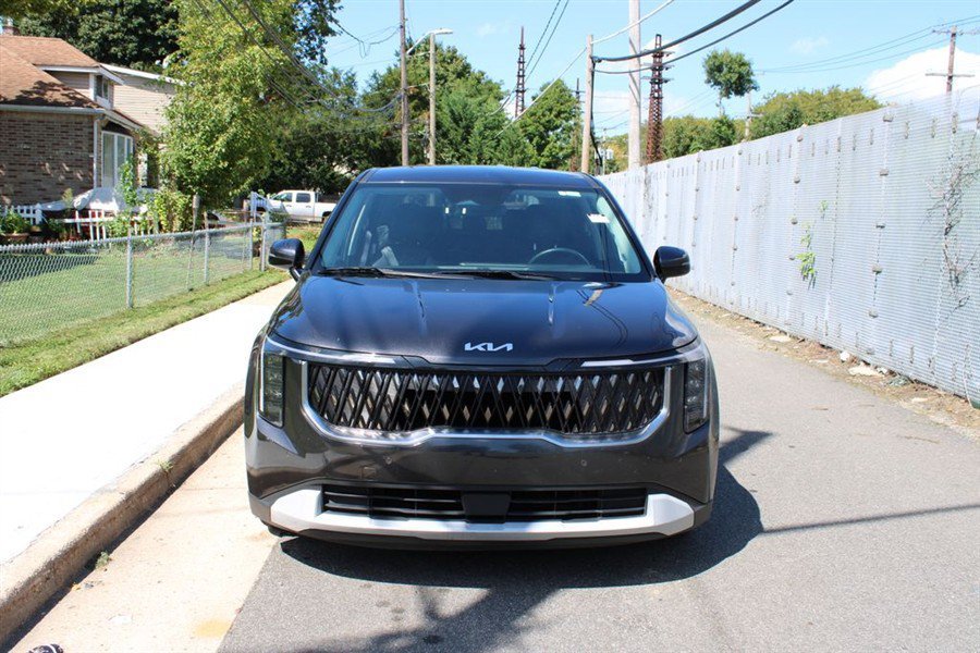 Used 2025 Kia Carnival FWD image 3