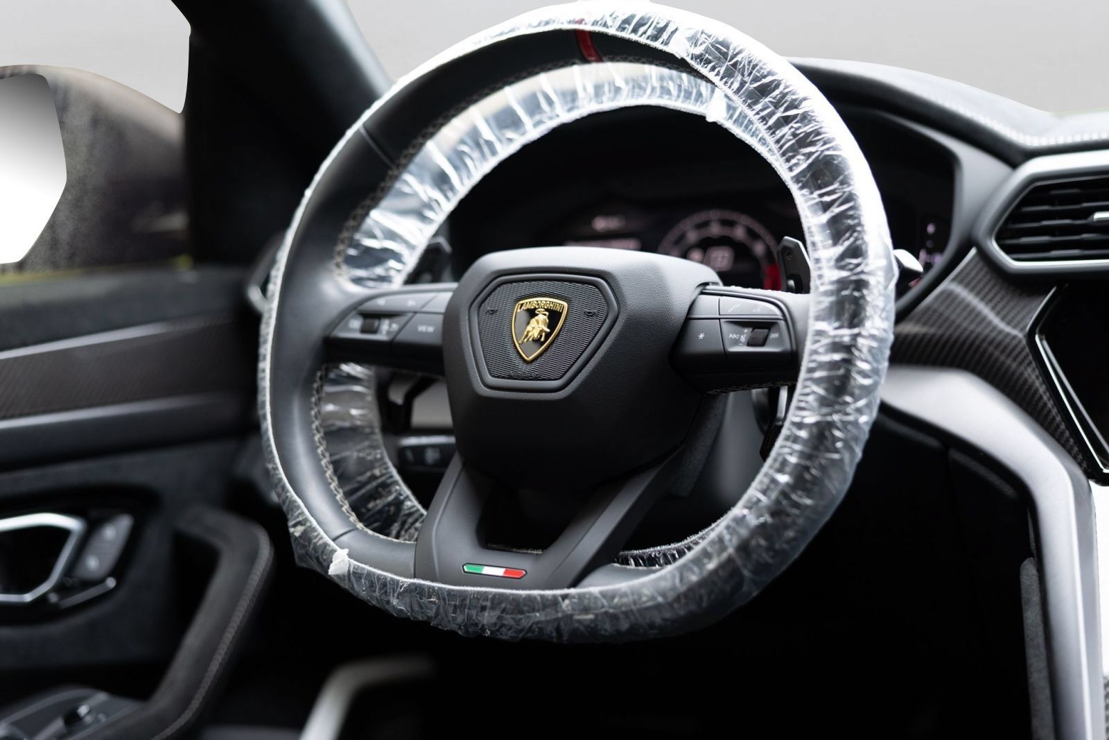 Used 2024 Lamborghini Urus Performante AWD/4WD image 23