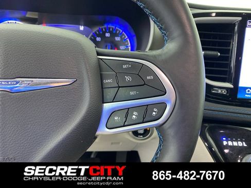 Used 2021 Chrysler Pacifica Touring-L FWD image 15