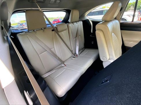 Used 2022 Toyota Highlander XLE image 27