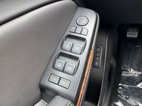 Used 2018 Chevrolet Suburban Premier AWD/4WD image 35