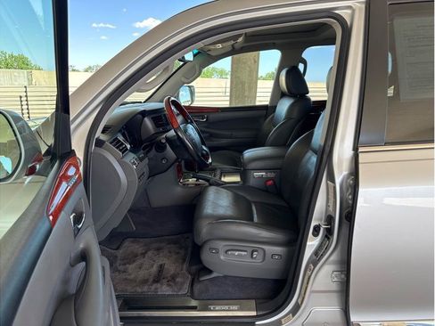Used 2009 Lexus LX 570 4WD w/ Preferred Accessory Pkg image 10