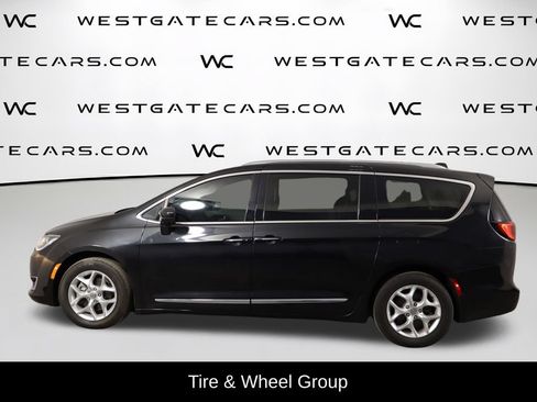 Used 2018 Chrysler Pacifica Touring-L Plus w/ Tire & Wheel Group FWD image 5