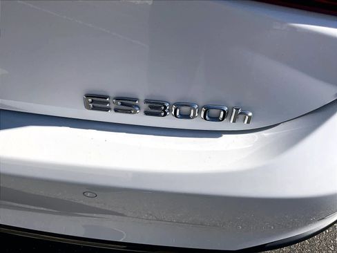 Used 2024 Lexus ES 300h F Sport image 11