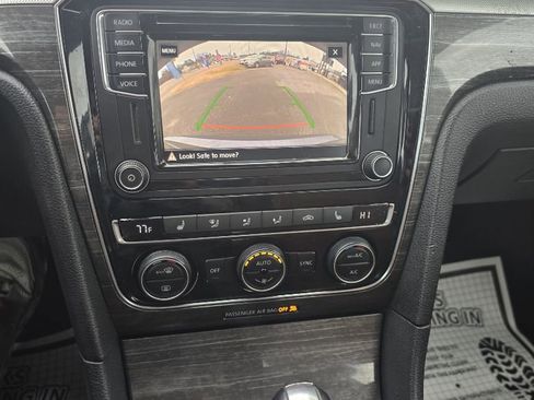 Used 2018 Volkswagen Passat 2.0T SEL Premium image 21