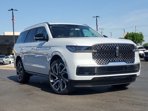 New 2026 Lincoln Navigator Reserve AWD/4WD image 1