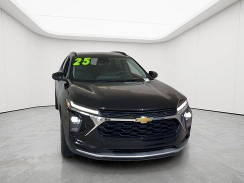 Used 2025 Chevrolet Trax LT FWD image 6