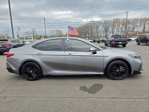 Used 2025 Toyota Camry SE w/ Convenience Package image 8