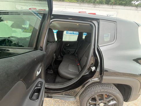 Used 2023 Jeep Renegade Latitude AWD/4WD image 31