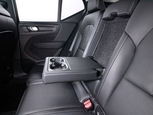 Certified 2025 Volvo XC40 B5 Core w/ Climate Package AWD/4WD image 32