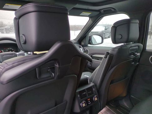 New 2026 Land Rover Discovery Limited Edition image 18