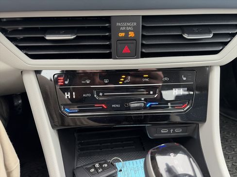 Certified 2025 Volkswagen Jetta SE image 25