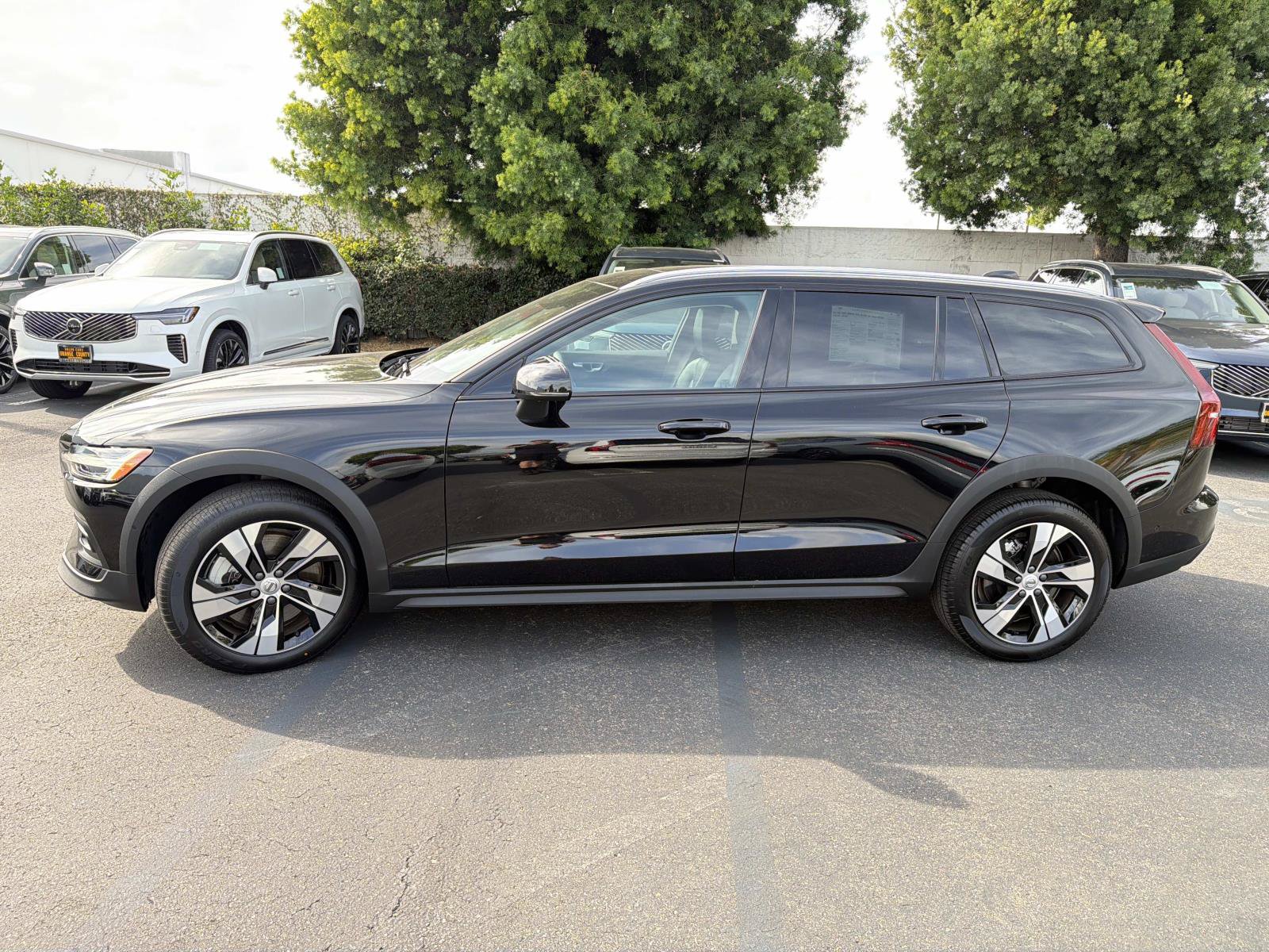 Certified 2025 Volvo V60 B5 Cross Country Plus AWD/4WD image 8
