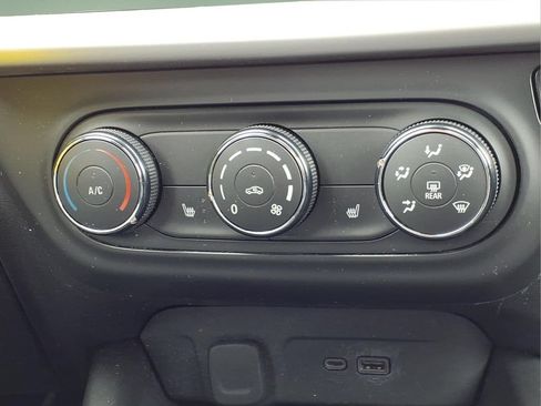 Used 2024 Chevrolet Trax LS w/ LS Convenience Package FWD image 9