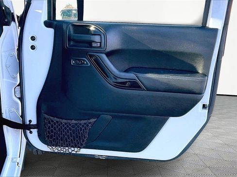 Used 2016 Jeep Wrangler Unlimited Sahara image 24