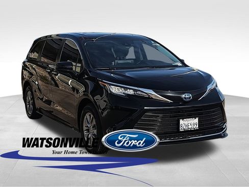 Used 2022 Toyota Sienna XLE image 1