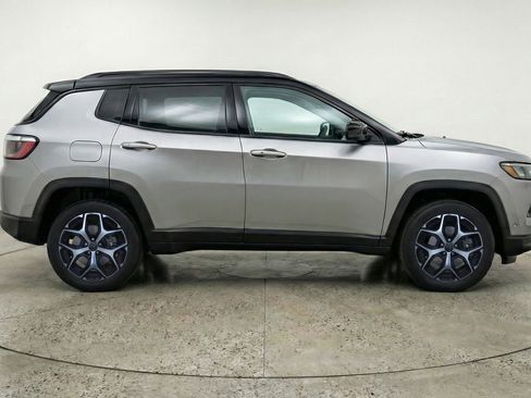 Used 2025 Jeep Compass Limited image 11
