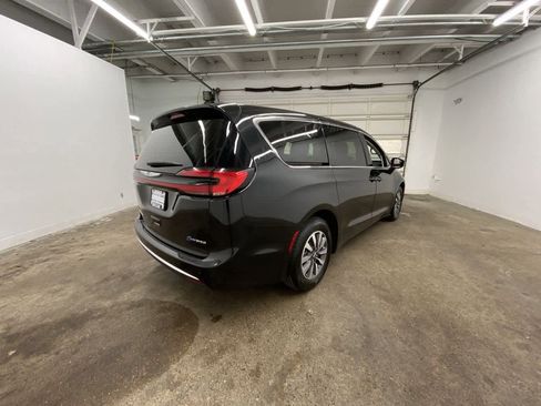 Used 2024 Chrysler Pacifica Select image 6