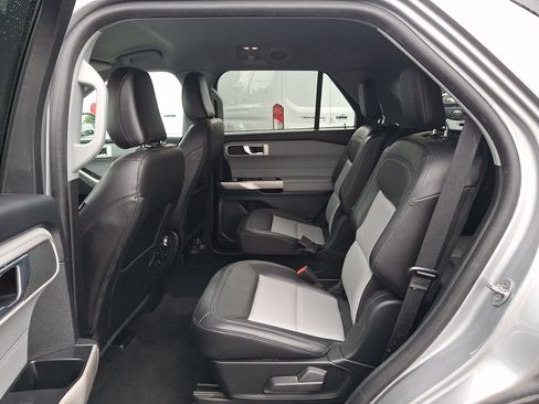 Used 2022 Ford Explorer XLT w/ Equipment Group 202A AWD/4WD image 10