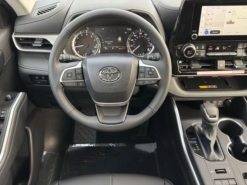 New 2026 Toyota Highlander XLE image 12