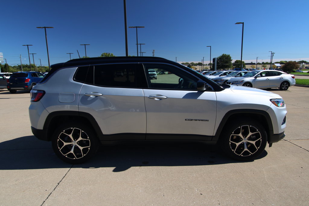 Used 2024 Jeep Compass Limited AWD/4WD image 4