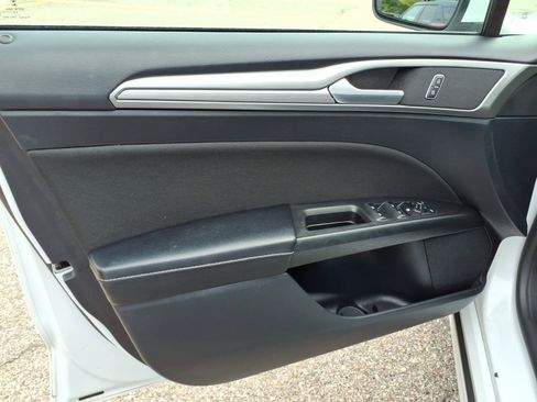 Used 2020 Ford Fusion SE FWD image 16