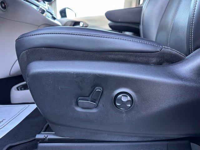Used 2024 Chrysler Pacifica Touring-L FWD image 19