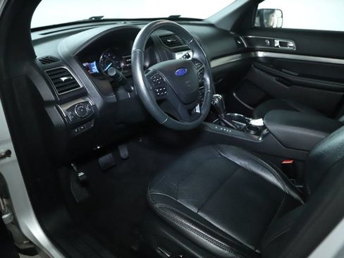 Used 2018 Ford Explorer XLT w/ Equipment Group 202A FWD image 19