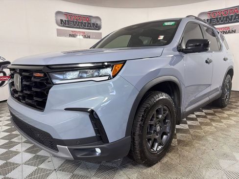 Used 2025 Honda Pilot TrailSport image 8