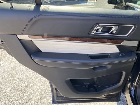 Used 2017 Ford Explorer Platinum AWD/4WD image 13