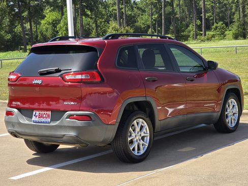Used 2016 Jeep Cherokee Sport FWD image 4
