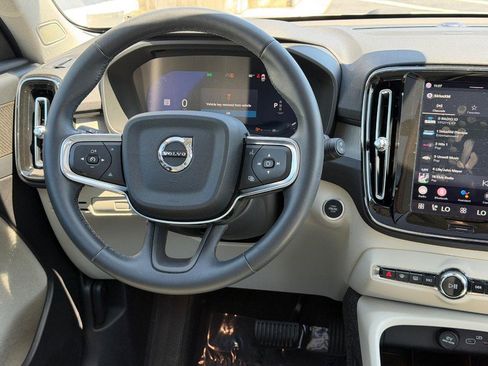 Certified 2025 Volvo XC40 B5 Ultra AWD/4WD image 13