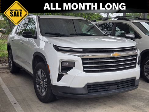 Used 2025 Chevrolet Traverse LT FWD image 1