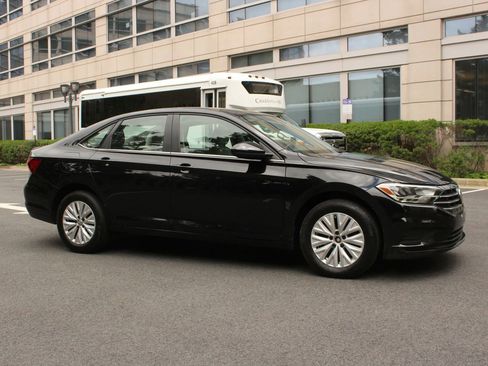 Used 2019 Volkswagen Jetta SE FWD image 2
