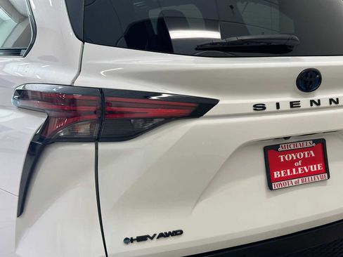 Used 2025 Toyota Sienna XSE w/ XSE Premium Package AWD/4WD image 7