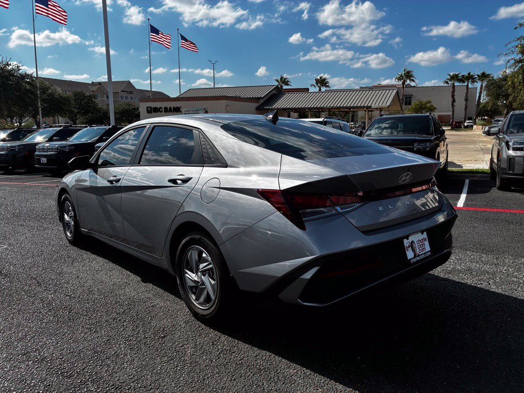 Used 2026 Hyundai Elantra SE FWD image 3
