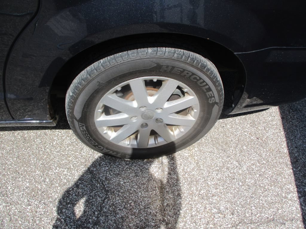 Used 2014 Chrysler Town & Country Touring FWD image 4