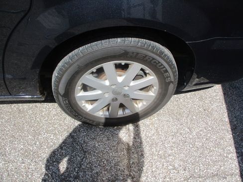 Used 2014 Chrysler Town & Country Touring FWD image 4