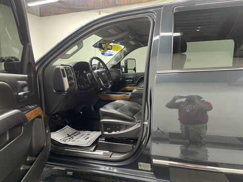 Used 2018 Chevrolet Silverado 2500 High Country w/ Duramax Plus Package AWD/4WD image 9